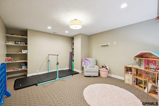 9335 Ravenwood Lane, Lincoln, NE 68526