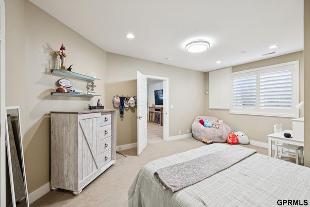 9335 Ravenwood Lane, Lincoln, NE 68526