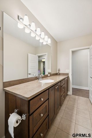 9335 Ravenwood Lane, Lincoln, NE 68526