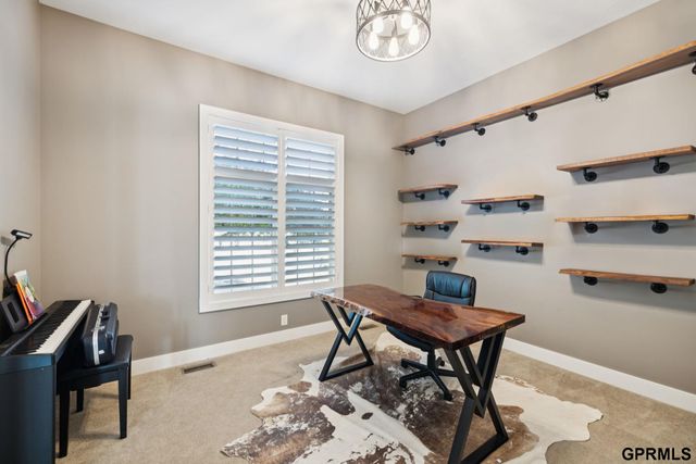 9335 Ravenwood Lane, Lincoln, NE 68526