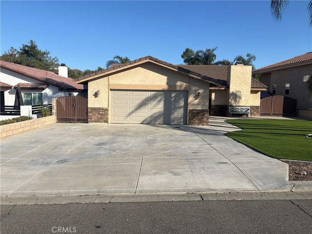 23295 Continental Drive, Canyon Lake, CA 92587