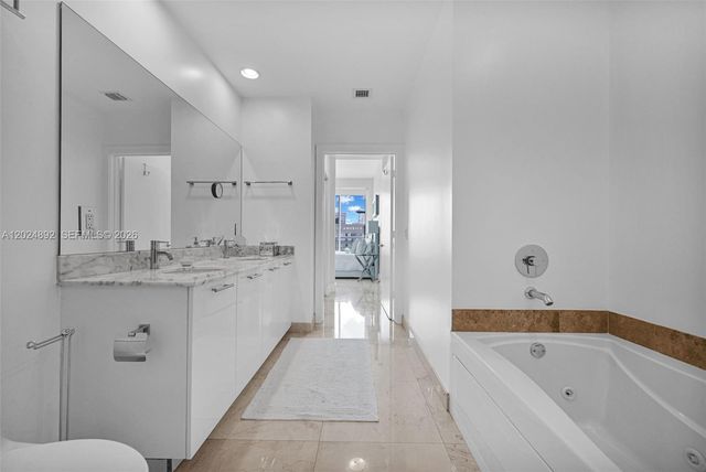 950 Brickell Bay Dr 4204, Miami, FL 33131