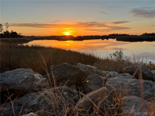 130 N Hawthorne Drive, Inglis, FL 34449