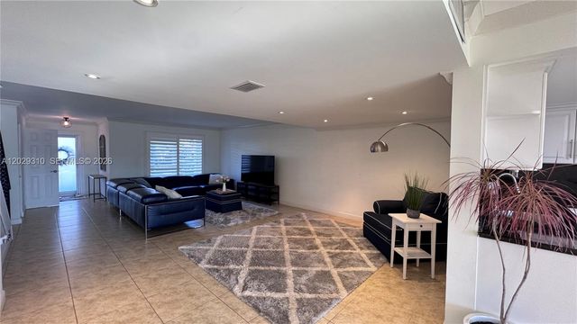 903 NE 27th Avenue 903, Hallandale Beach, FL 33009