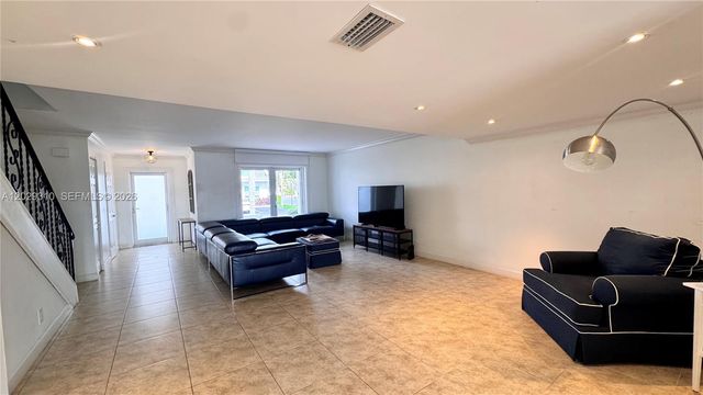 903 NE 27th Avenue 903, Hallandale Beach, FL 33009