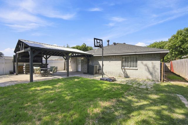 2534 Las Villas Avenue, Dallas, TX 75211