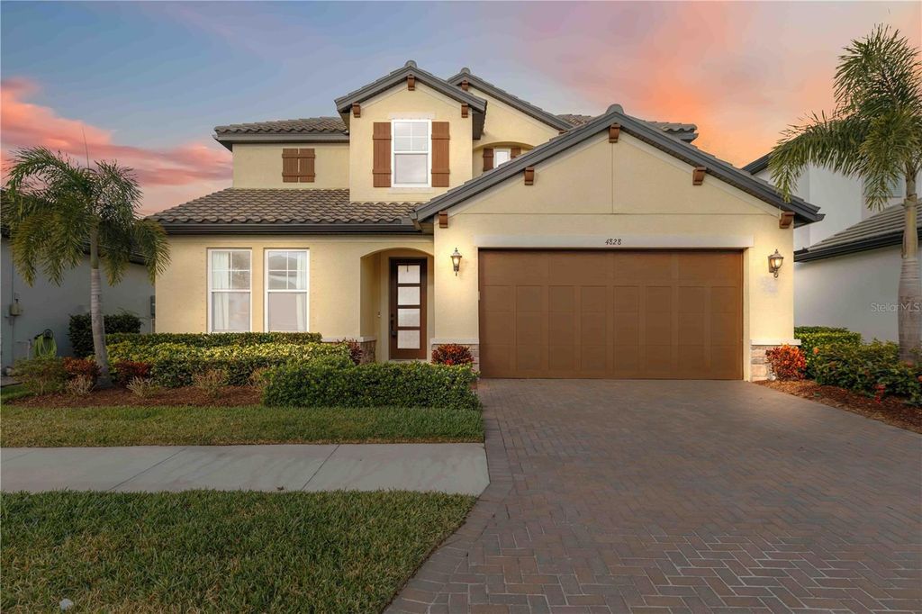 Image 1 of property listing at 4828 ANTRIM DRIVE, Sarasota, FL 34240