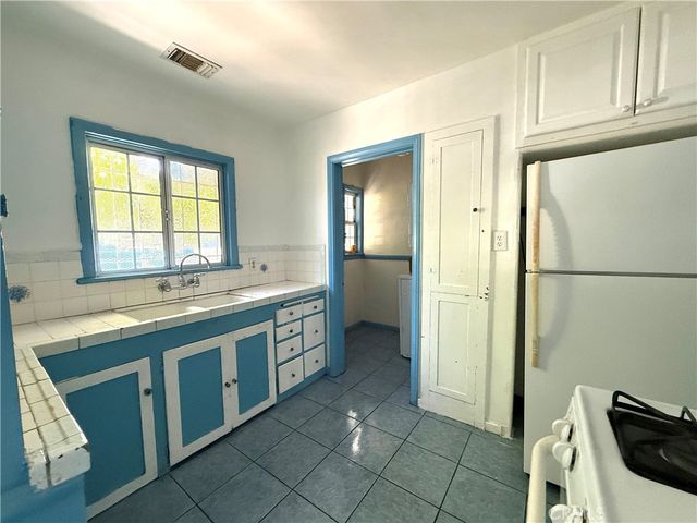 6702 Haas Avenue, Los Angeles, CA 90047