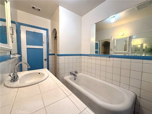 6702 Haas Avenue, Los Angeles, CA 90047