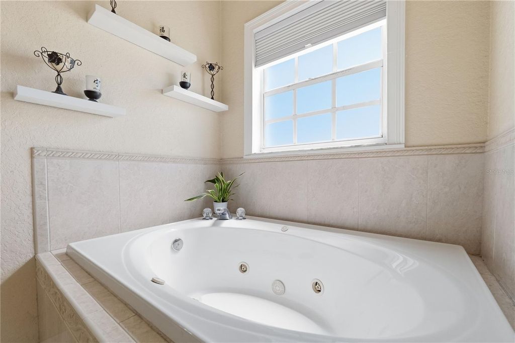 Image 23 of property listing at 1907 W MOHAWK AVENUE, Tampa, FL 33603