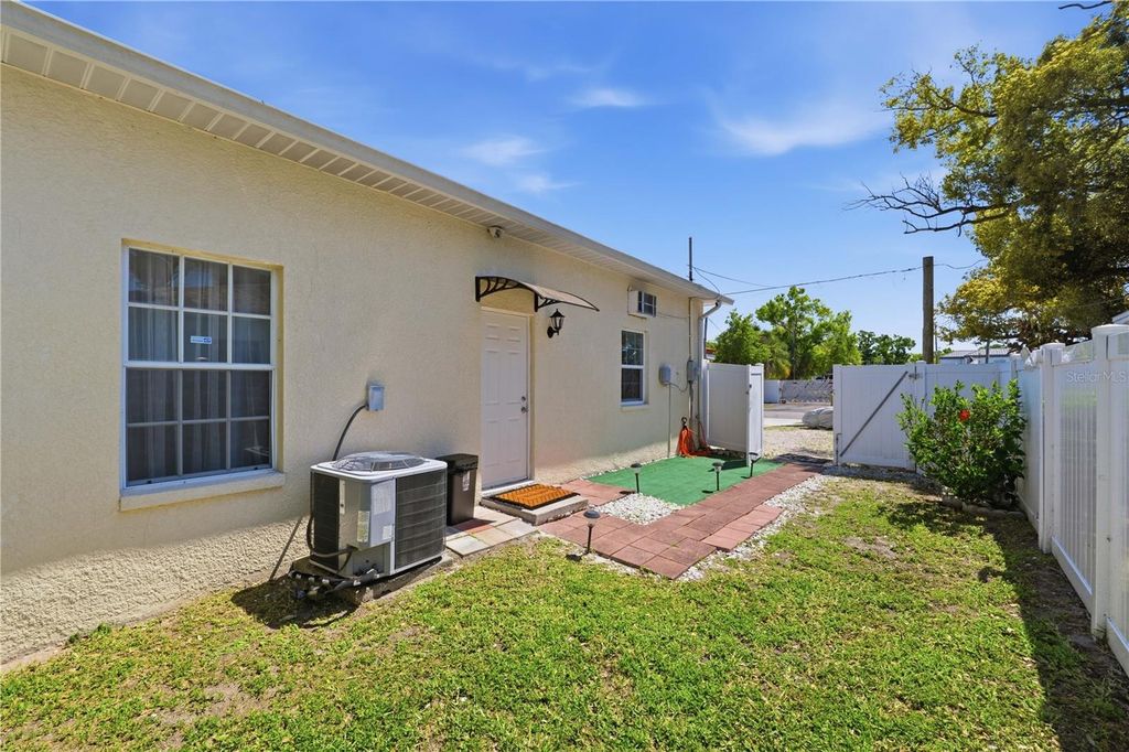 Image 36 of property listing at 1907 W MOHAWK AVENUE, Tampa, FL 33603