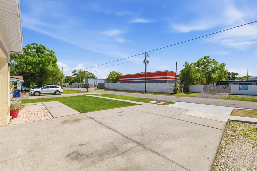 Image 37 of property listing at 1907 W MOHAWK AVENUE, Tampa, FL 33603