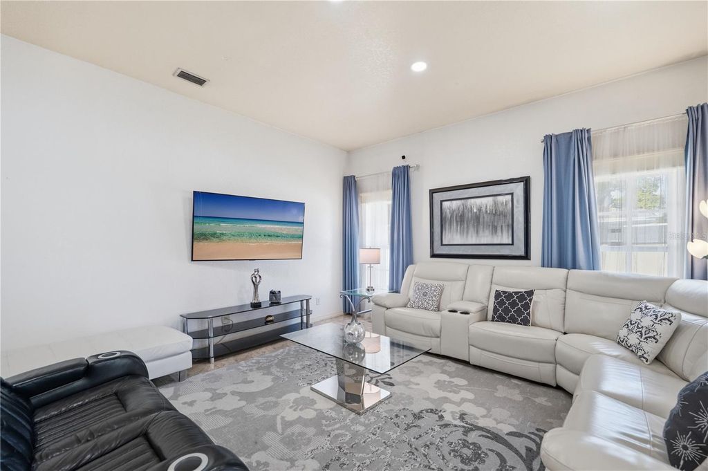 Image 9 of property listing at 1907 W MOHAWK AVENUE, Tampa, FL 33603