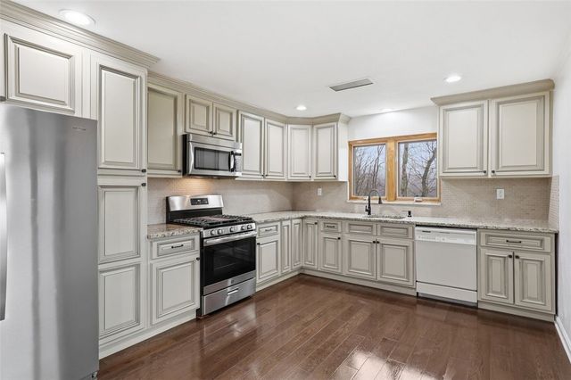 1013 El Rancho Dr, Green Tree, PA 15220