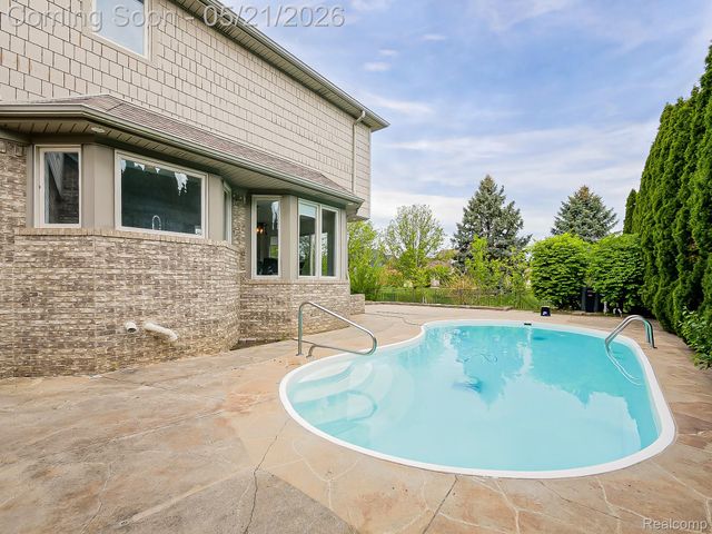 14001 Wayford Run, Shelby Charter Township, MI 48315