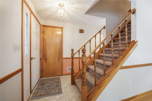 81 Woodedge Lane, Greece, NY 14626