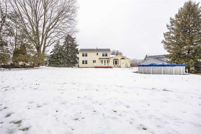 81 Woodedge Lane, Greece, NY 14626