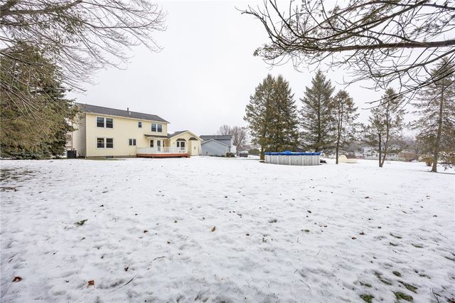 81 Woodedge Lane, Greece, NY 14626