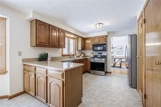 81 Woodedge Lane, Greece, NY 14626