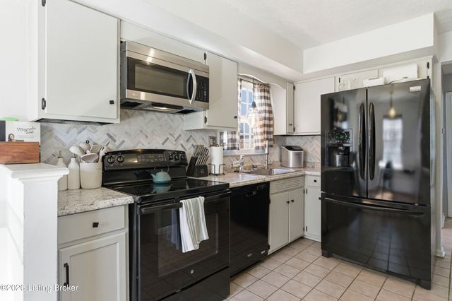 12507 Echo Bridge Rd, Louisville, KY 40243