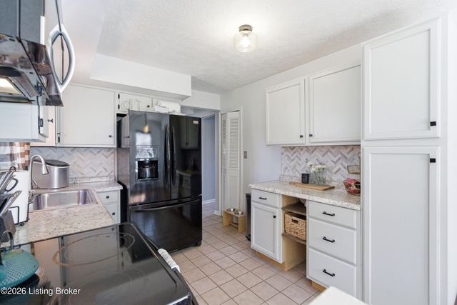 12507 Echo Bridge Rd, Louisville, KY 40243