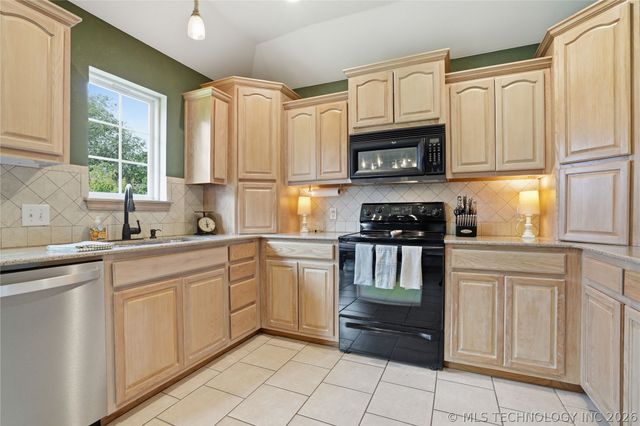 1714 W 119th Place S, Jenks, OK 74037