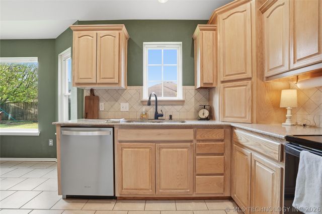1714 W 119th Place S, Jenks, OK 74037