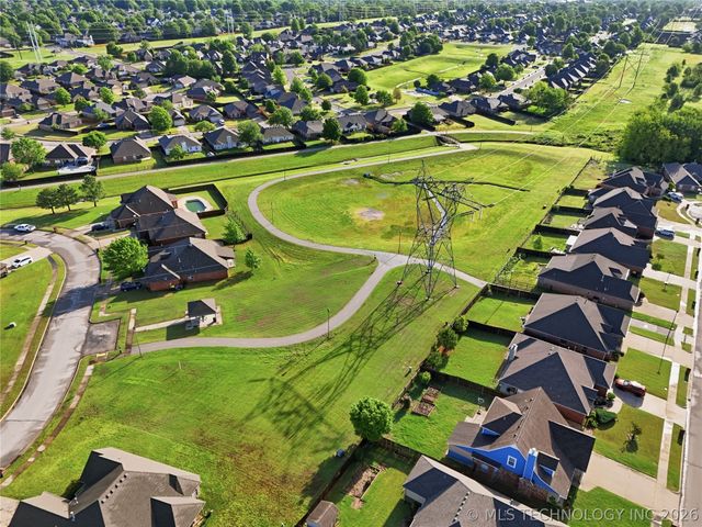 1714 W 119th Place S, Jenks, OK 74037