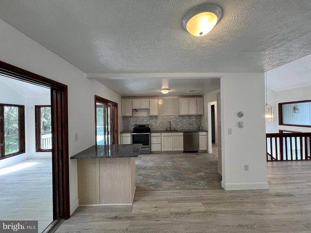 2533 COUNTRY CLUB DR, Tobyhanna, PA 18466