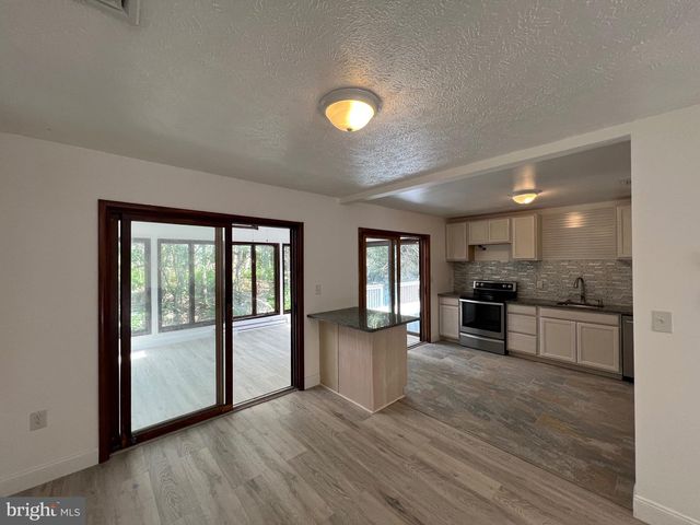 2533 COUNTRY CLUB DR, Tobyhanna, PA 18466