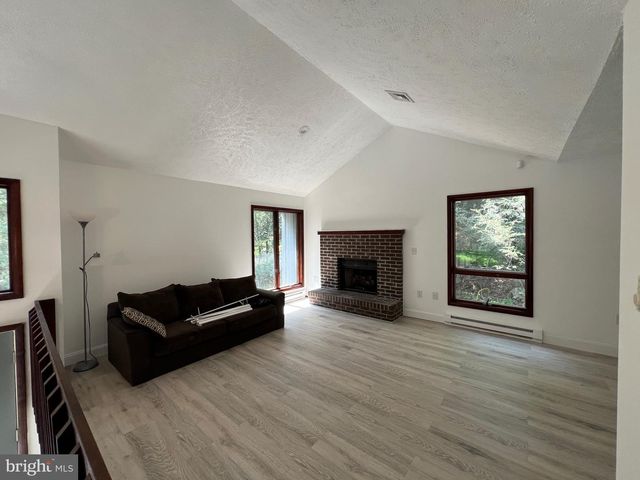 2533 COUNTRY CLUB DR, Tobyhanna, PA 18466