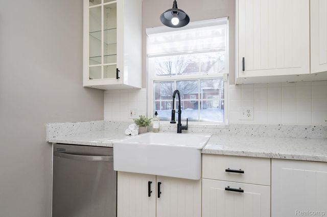 2104 Monarch Drive, Shelby Charter Township, MI 48316