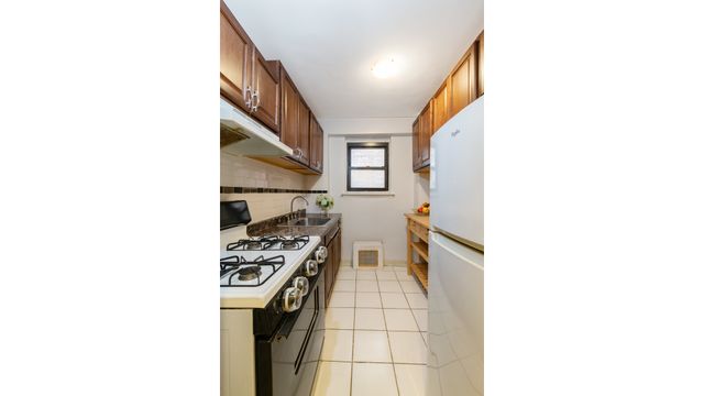 579 W 215th St Apt 5A, New York City, NY 10034