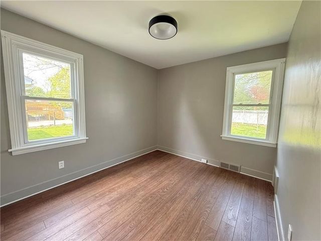 323 E Edgewood Ave, New Castle, PA 16105