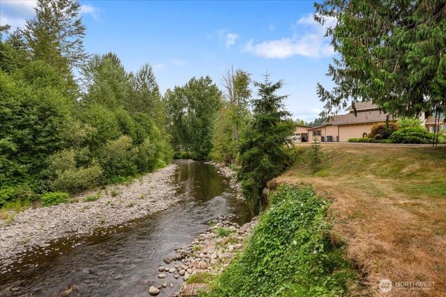 209 Emery Avenue N, South Prairie, WA 98385