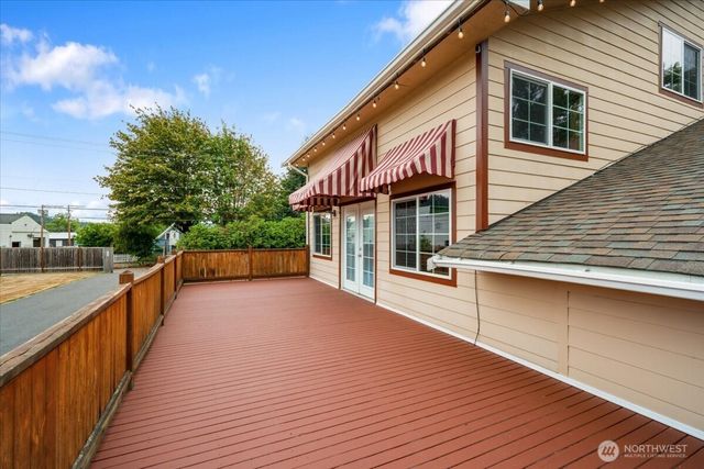 209 Emery Avenue N, South Prairie, WA 98385