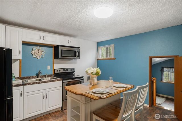209 Emery Avenue N, South Prairie, WA 98385