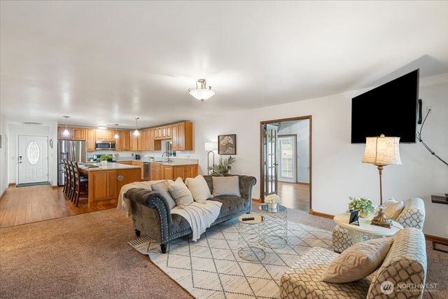 209 Emery Avenue N, South Prairie, WA 98385