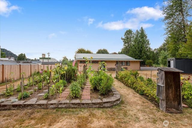 209 Emery Avenue N, South Prairie, WA 98385