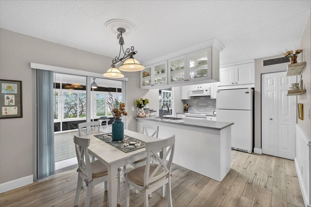 Image 2 of property listing at 1605 AMBERLEA DRIVE N, Dunedin, FL 34698