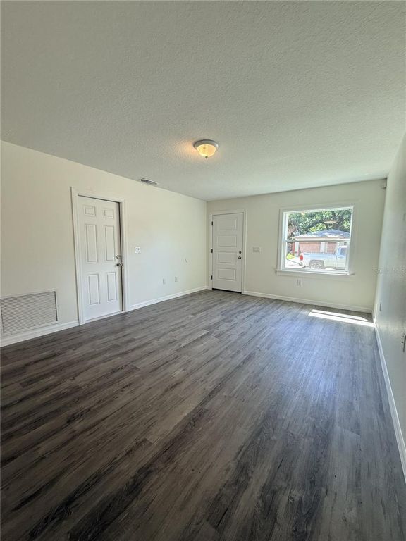 Image 16 of property listing at 1013 6TH STREET E, Bradenton, FL 34208