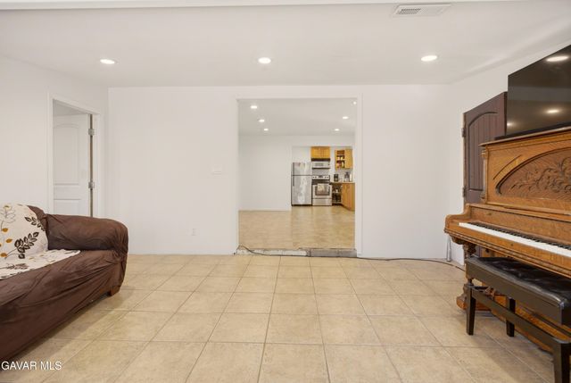 3160 E Avenue R8, Palmdale, CA 93550