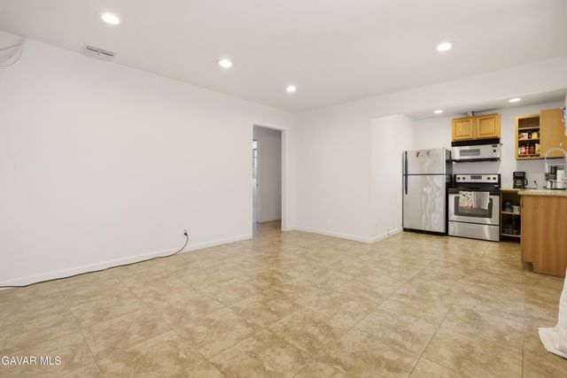 3160 E Avenue R8, Palmdale, CA 93550