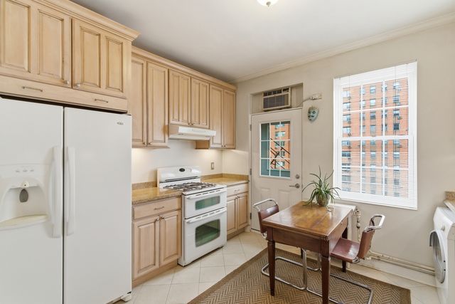 2912 N Commonwealth Avenue 8D, Chicago, IL 60657