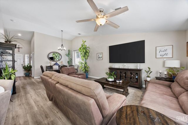 703 Astoria Park Drive, Bakersfield, CA 93311