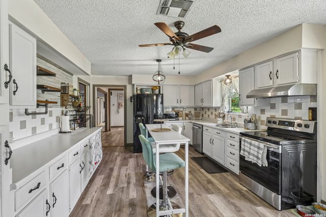 215 DEER RUN ST, Pleasanton, TX 78064
