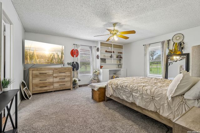 215 DEER RUN ST, Pleasanton, TX 78064