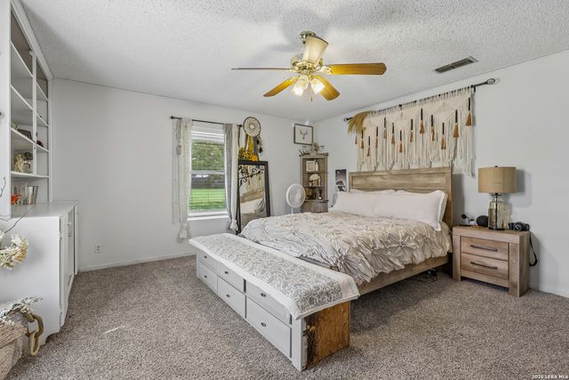 215 DEER RUN ST, Pleasanton, TX 78064