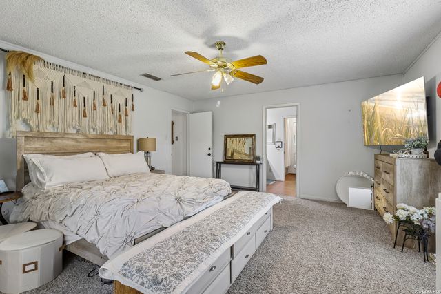 215 DEER RUN ST, Pleasanton, TX 78064