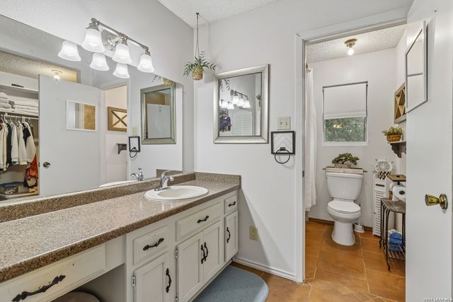 215 DEER RUN ST, Pleasanton, TX 78064